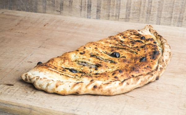 Calzone aux Olives – Pâte dorée et croustillante, farcie de délicieuses olives et d'herbes parfumées, chez Pizza les 2 Frangins, Bompard – Marseille