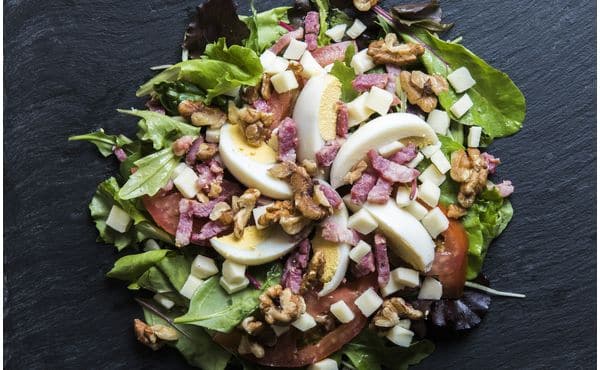 Salade de Chèvre Chaud – Fresh mixed greens topped with creamy goat cheese, crunchy walnuts, and savory bacon at Pizza les 2 Frangins, Bompard – Marseille.