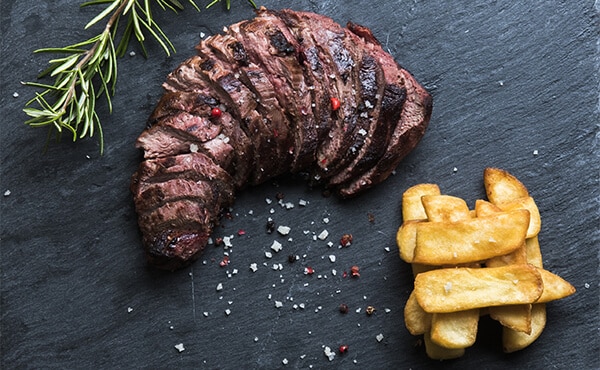 **Entrecôte grillée** – Juteuse et tendre, accompagnée de frites dorées, à déguster chez Pizza les 2 Frangins, Bompard – Marseille.