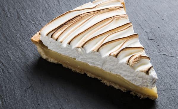 Tarte au Citron Meringuée – délicieuse crème au citron sur une croûte dorée, surmontée d'une meringue légère et dorée, chez Pizza les 2 Frangins, Bompard – Marseille.