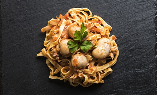 Tagliatelle aux Saint-Jacques – délicieuses tagliatelles enrobées d'une sauce crémeuse avec des Saint-Jacques tendres et parfumées, chez Pizza les 2 Frangins, Bompard – Marseille